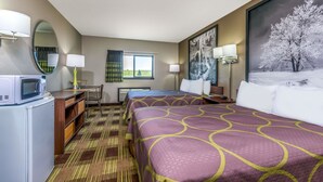 Une chambre d’hôtel équipée d’un lit, d’un bureau, d’une chaise, d’un four à micro-ondes et d’une grande fenêtre.