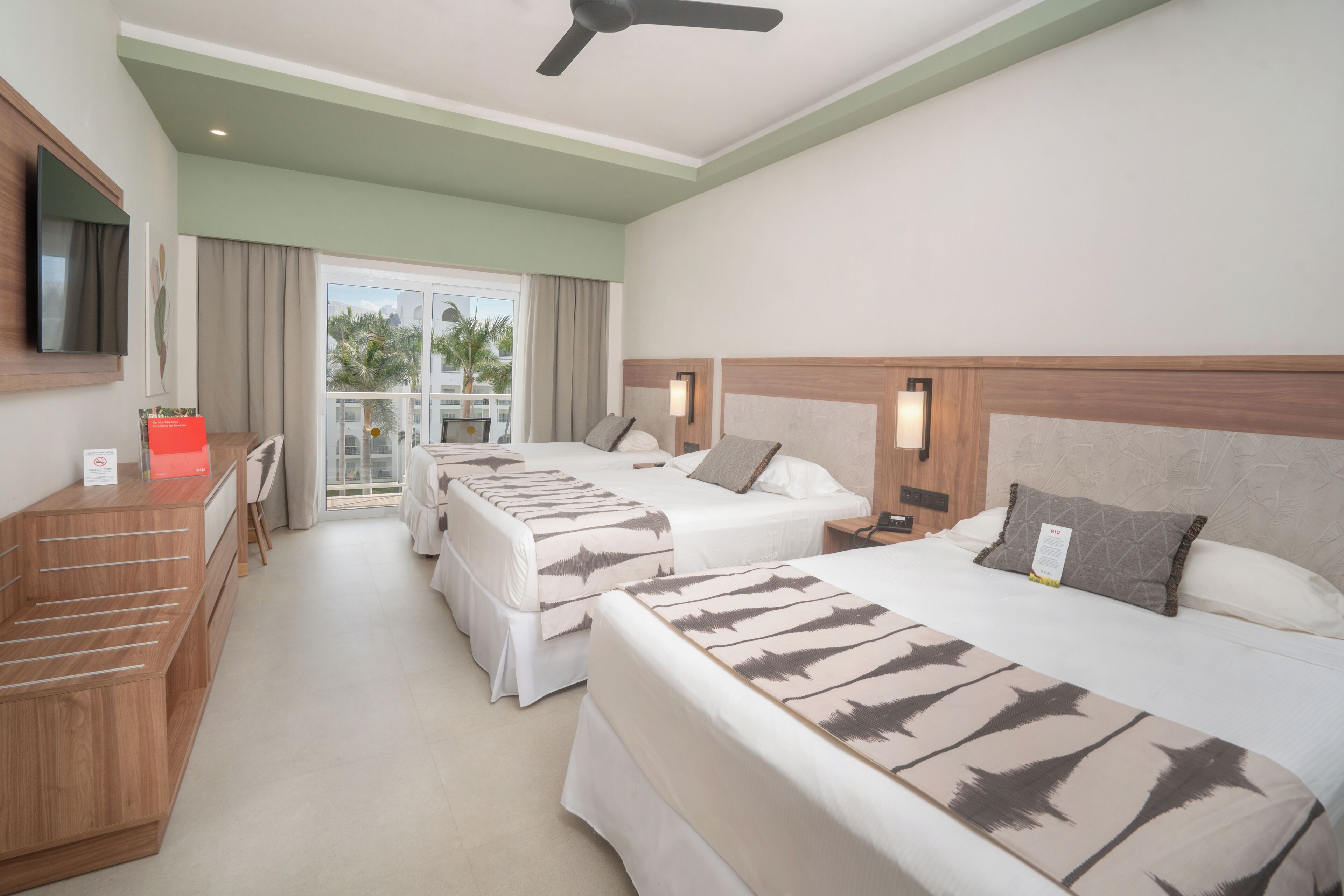 Een minibar, een kluis op de kamer, een laptopwerkplek