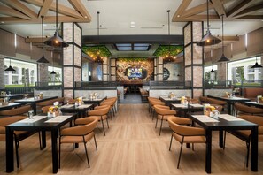 8 restaurantes; se sirven desayunos, cenas y cocina internacional 