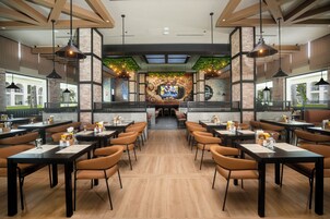 8 restaurants, breakfast, dinner, brunch served; international cuisine