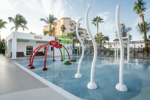 4 piscines extérieures, parasols de plage, chaises longues