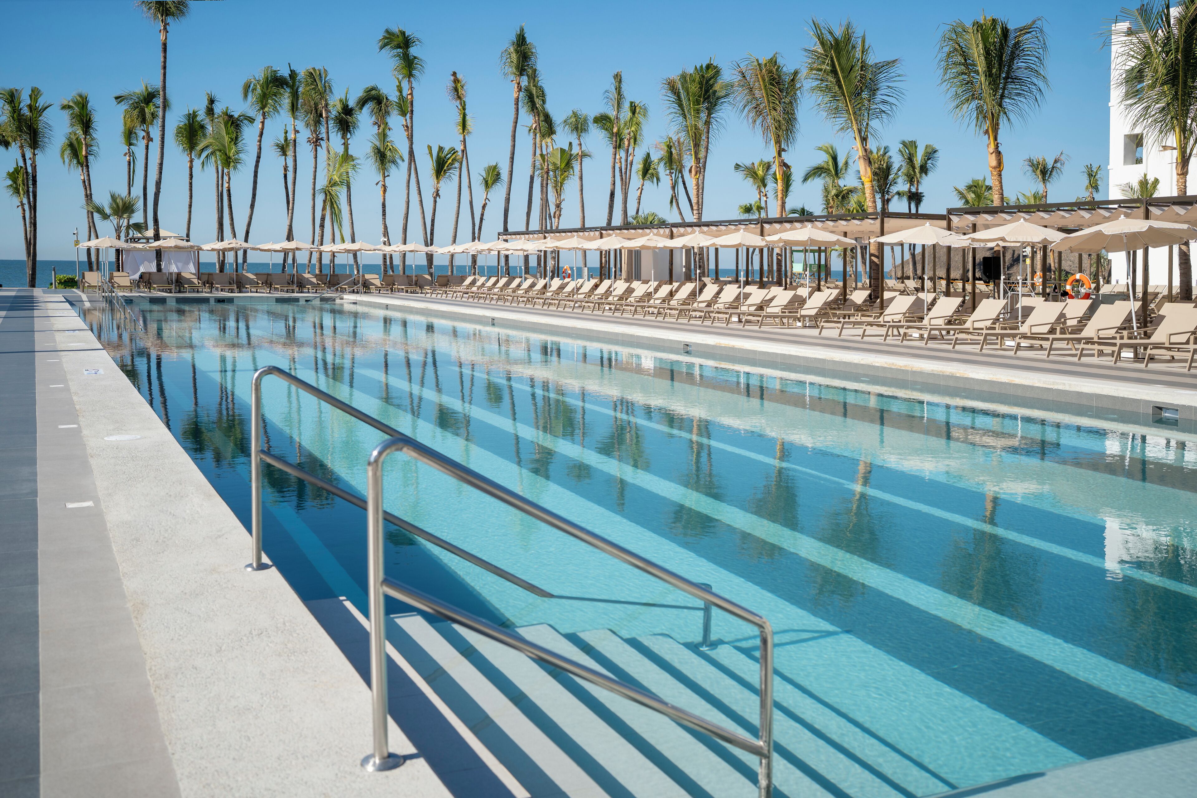 4 albercas al aire libre, sombrillas en la alberca y camastros 