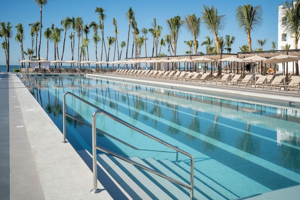 4 albercas al aire libre, sombrillas en la alberca y camastros