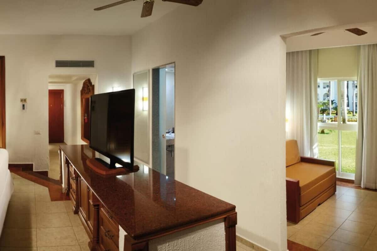 Minibar y caja de seguridad en la habitación