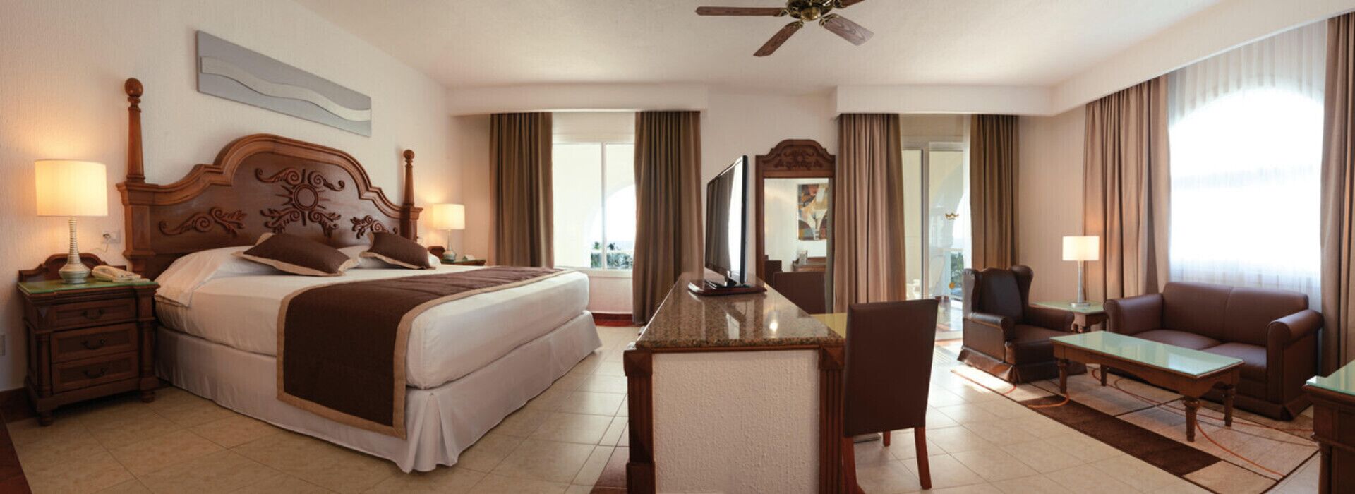 Minibar, pengeskab på værelset, arbejdsområde til bærbare computere