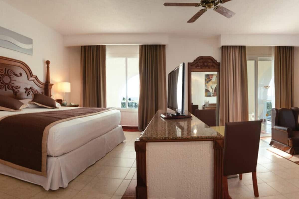 Minibar, pengeskab på værelset, arbejdsområde til bærbare computere