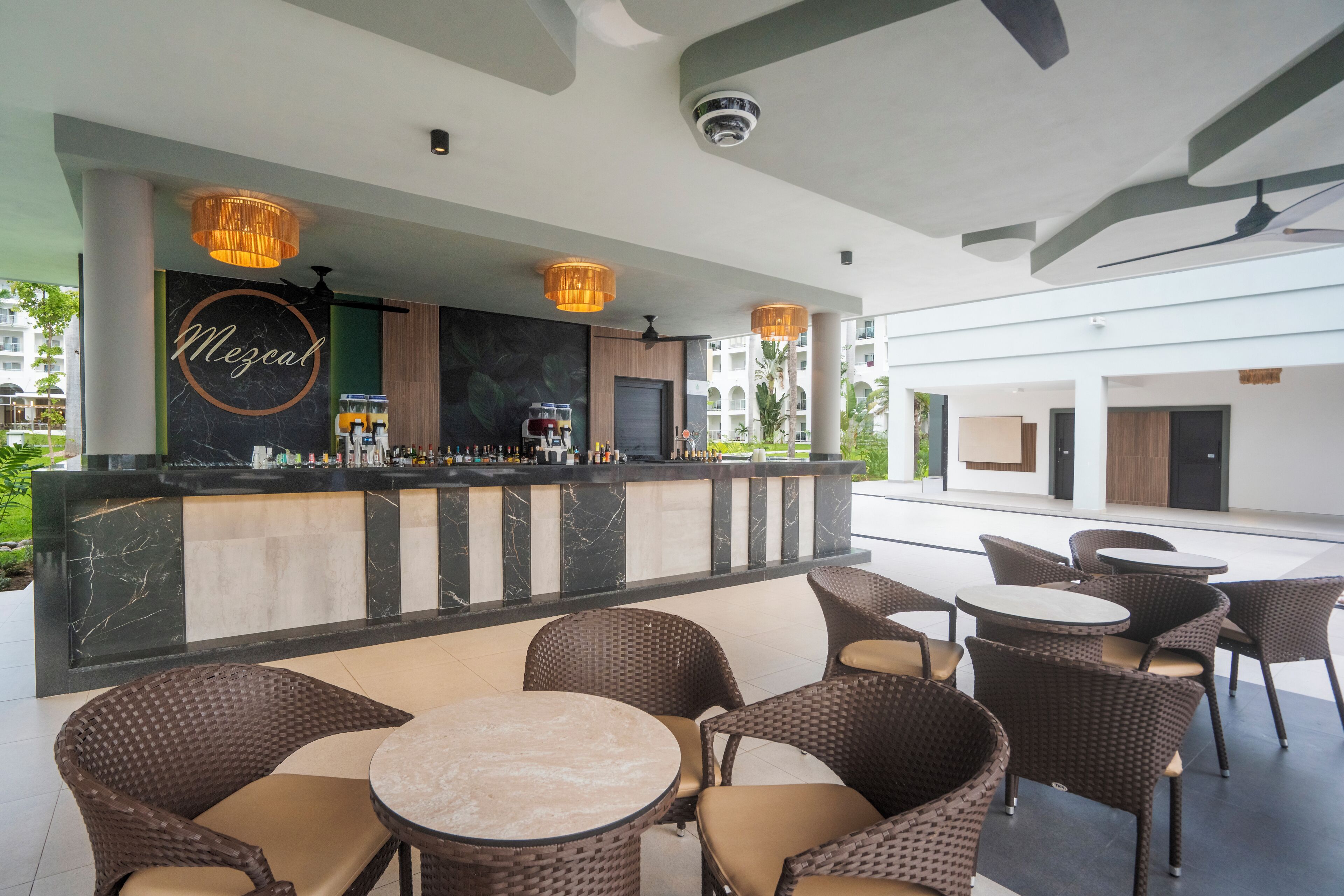 8 bares o lounges, bar en la alberca, bar junto a la alberca 