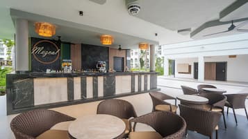 8 bares o lounges, bar en la alberca, bar junto a la alberca