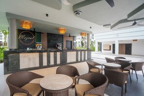 8 bars/lounges, swim-up bar, poolside bar - Riu Flamingos - All Inclusive (Nuevo Nayarit)