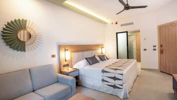 Een minibar, een kluis op de kamer, een laptopwerkplek