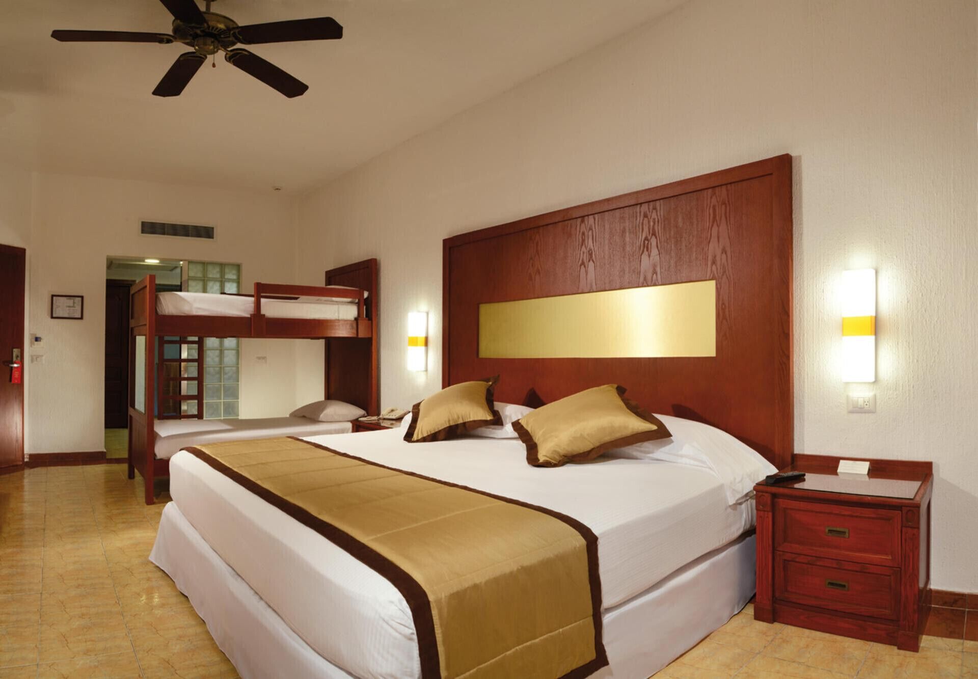 Minibar, pengeskab på værelset, arbejdsområde til bærbare computere