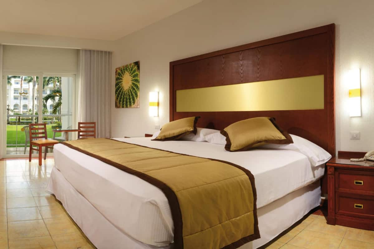 Minibar, in-room safe, laptop workspace, blackout curtains