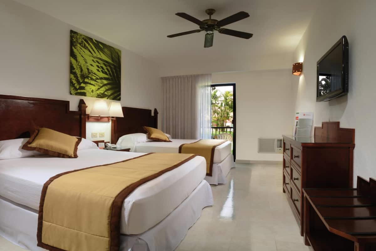 Minibar y caja de seguridad en la habitación