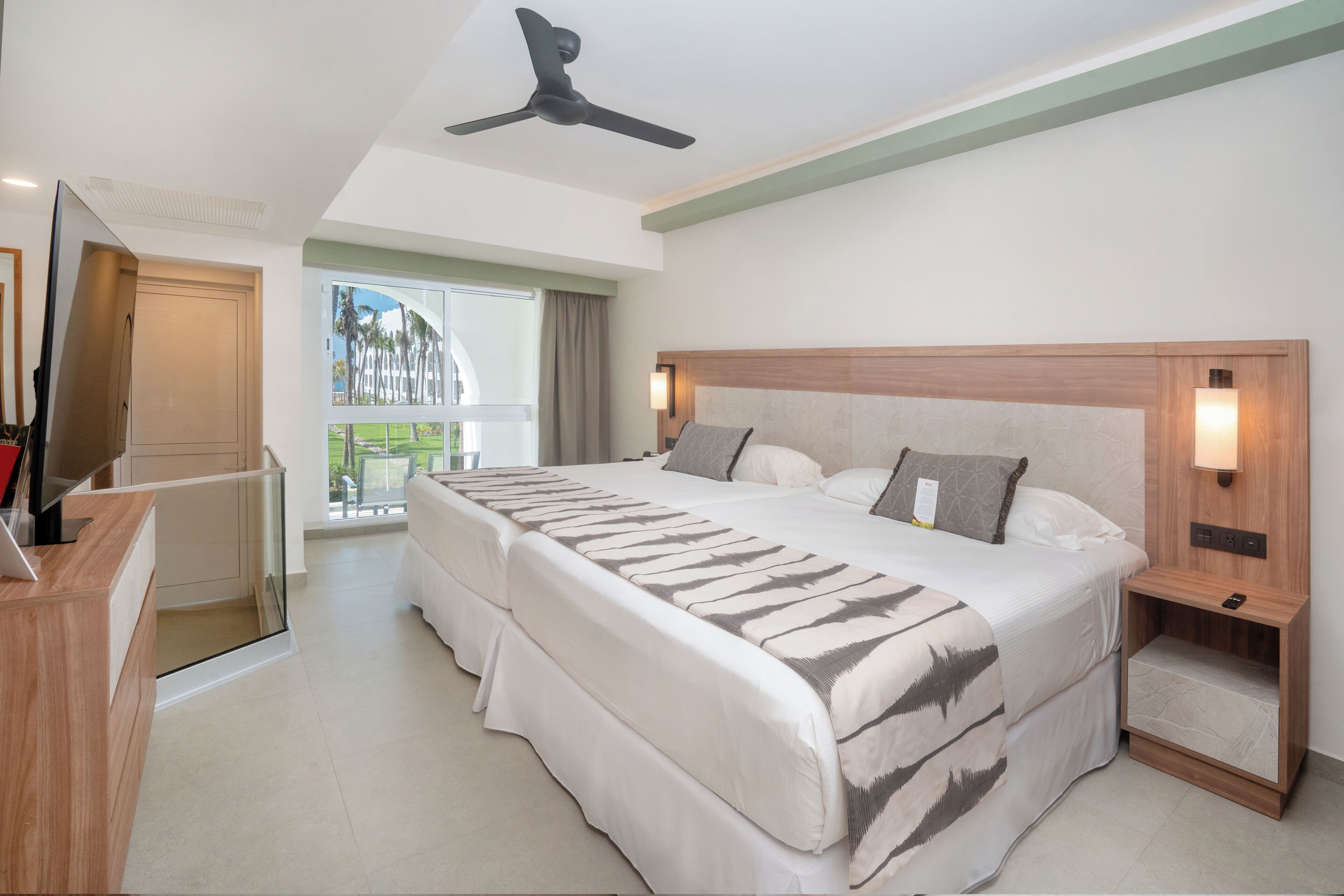 迷你吧、客房内保险箱、笔记本电脑工作区、遮光窗帘