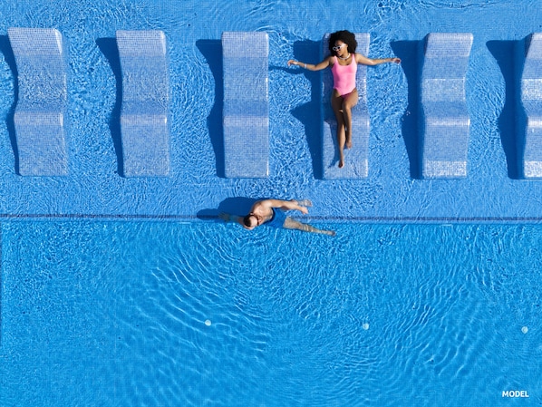 4 buitenzwembaden, parasols voor strand/zwembad