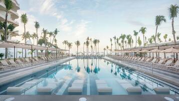 4 outdoor pools, pool umbrellas, pool loungers