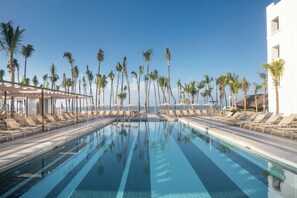 4 outdoor pools, pool umbrellas, pool loungers - Hotel Riu Flamingos  - All Inclusive (Nuevo Nayarit)