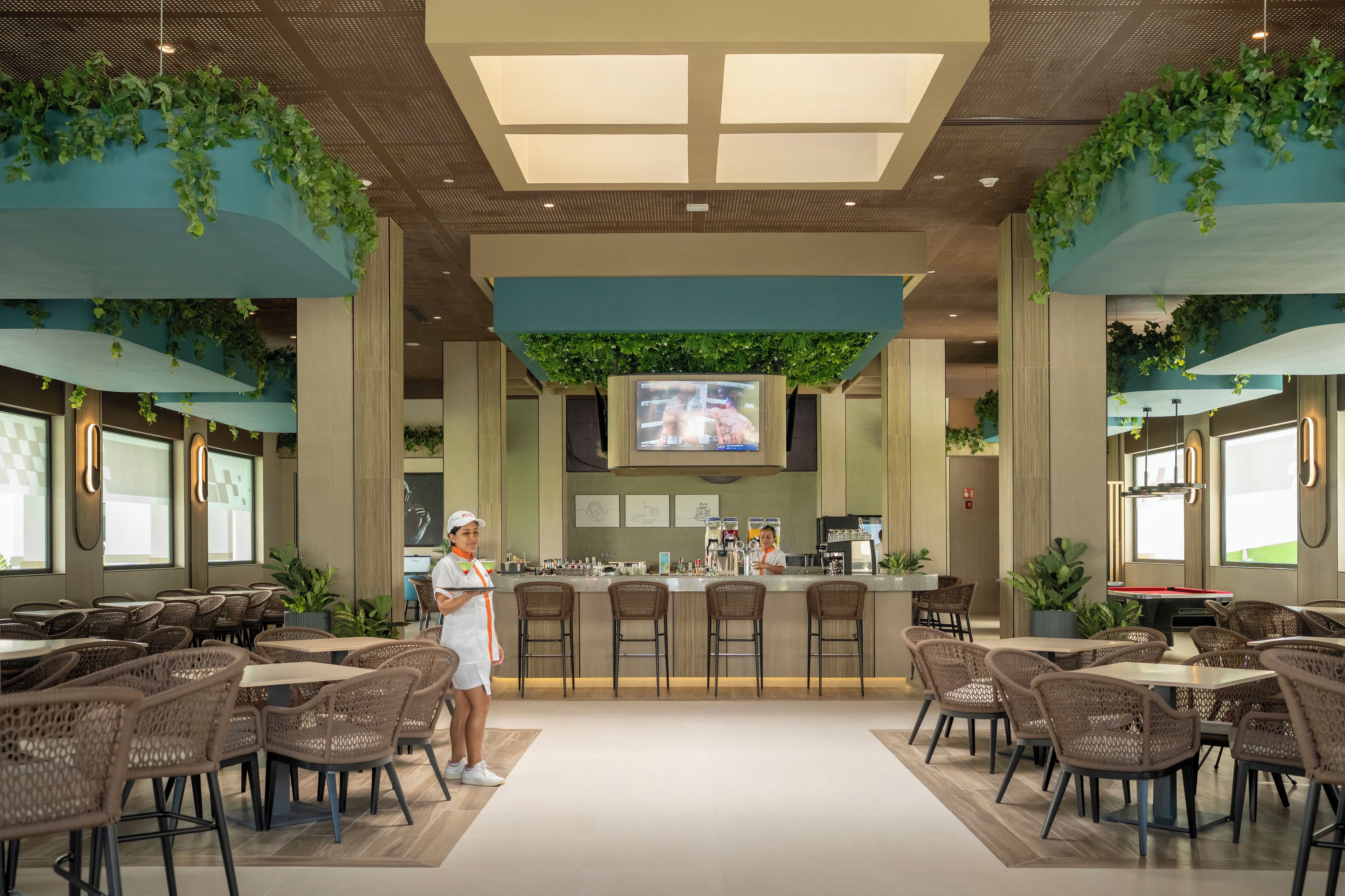 8 bares o lounges, bar en la alberca, bar junto a la alberca 