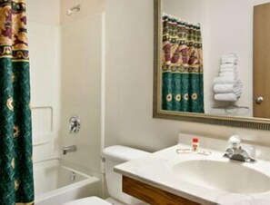 Combined shower/tub, hair dryer, towels