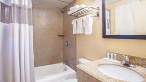 Combined shower/tub, free toiletries, hair dryer, towels