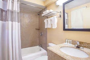 Combined shower/bathtub, free toiletries, hair dryer, towels