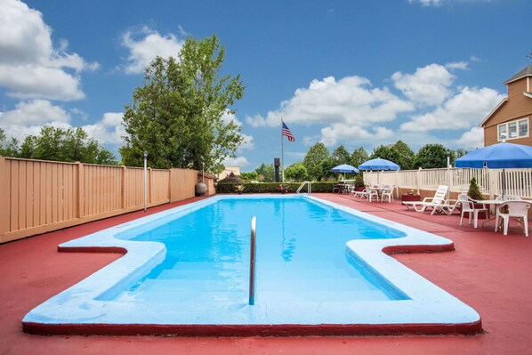 Una piscina al aire libre de temporada