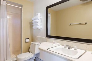 Combined shower/tub, free toiletries, hair dryer, towels