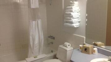 Combined shower/tub, free toiletries, hair dryer, towels