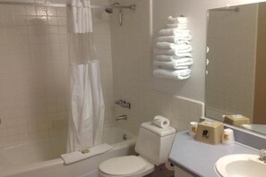 Combined shower/tub, free toiletries, hair dryer, towels