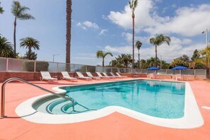 من حمّامات السباحة المغطاة، حمّام سباحة خارجي