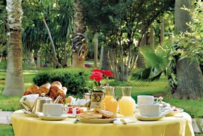 Free daily buffet breakfast