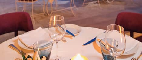 4 restaurants, servant le dßner et le souper; cuisine française