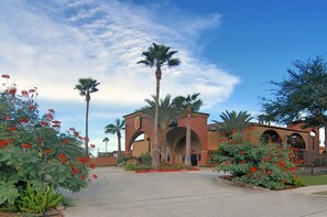 Vista frontal de la propiedad