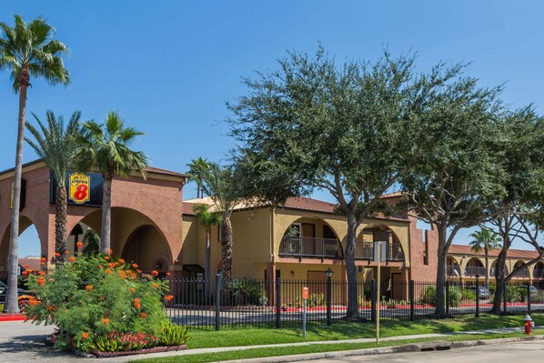 Exterior - Super 8 by Wyndham Houston/NASA (Houston)