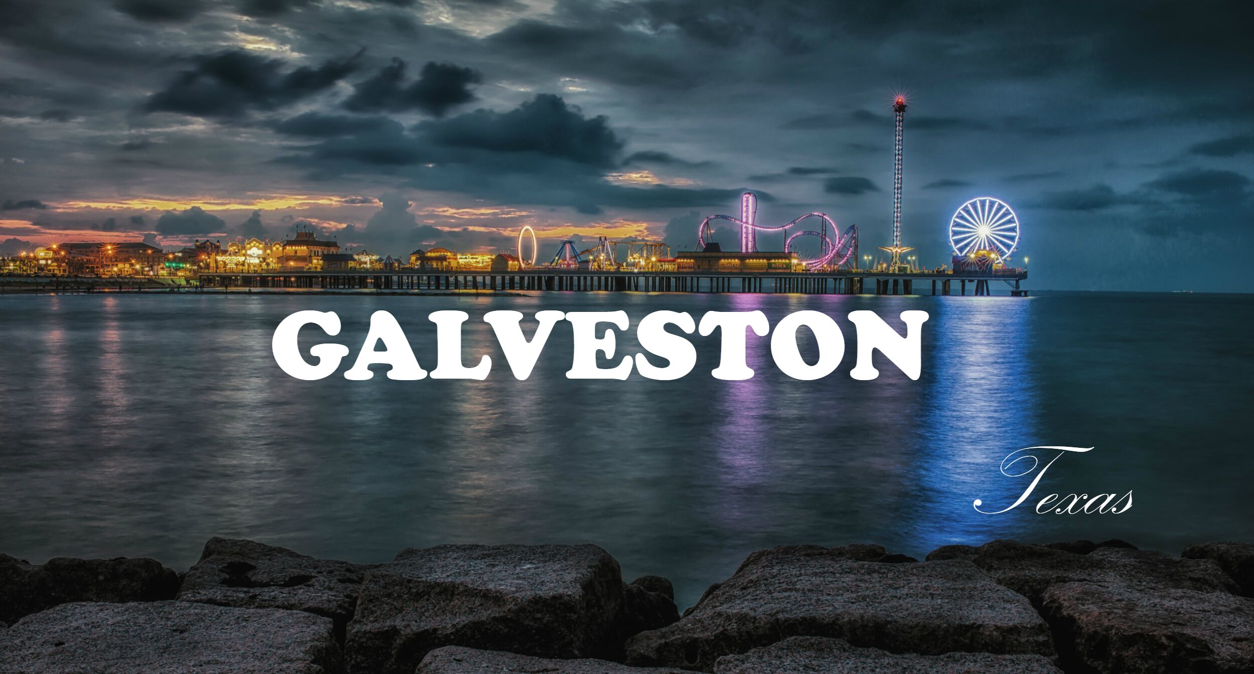 Una vista notturna di Galveston, Texas, con un molo, giostre e una ruota panoramica, e il testo "GALVESTON Texas" ben visibile.
