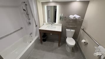 Quarto standard, 1 cama King, acessível, geladeira e micro-ondas | Banheiro | Secador de cabelo, toalhas de banho