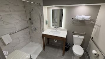 Un baño con ducha, inodoro y lavamanos.