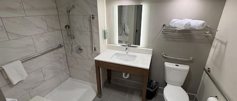 Un baño con ducha, inodoro y lavamanos.