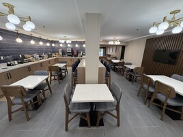 Café da manhã para viagem grátis todos os dias