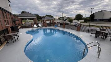 Una piscina al aire libre de temporada
