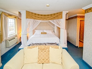 Roman Suite | Premium bedding, iron/ironing board, free WiFi, bed sheets