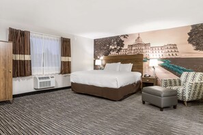 スイート キングベッド 1 台 禁煙 (Efficiency, Upgrade) | 高級寝具、デスク、ノートパソコン用作業スペース、WiFi (無料)