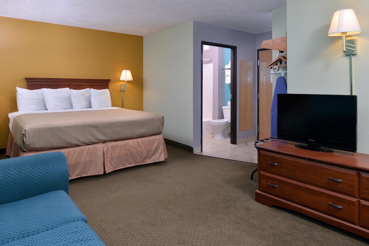 Room, 1 King Bed, Non Smoking | Individually decorated, individually furnished, desk, blackout drapes