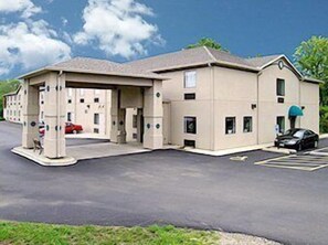 Exterior - Suburban Studios Mason Hwy 42 (Mason)