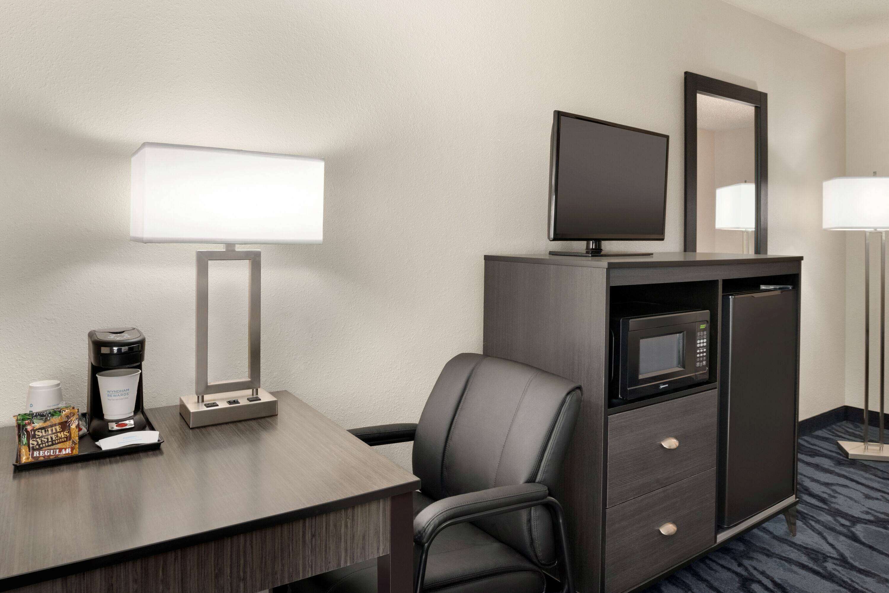 書桌、遮光布/窗簾、熨斗/熨衣板、免費搖籃/嬰兒床