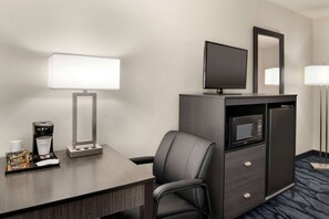 Bureau, rideaux occultants, fer et planche à repasser