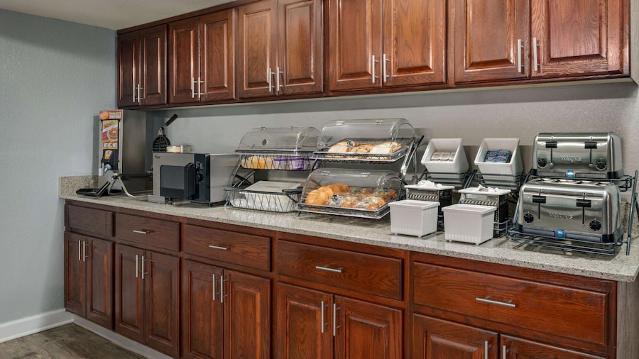 Baymont Inn & Suites by Wyndham Swanton/Toledo Airport