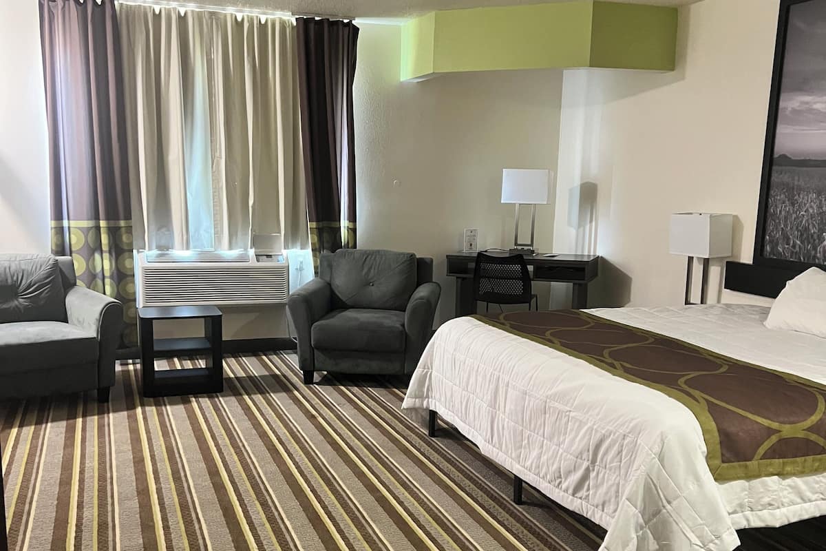 套房, 1 张特大床, 微波炉 | 高档床上用品、办公桌、笔记本电脑工作区、隔音