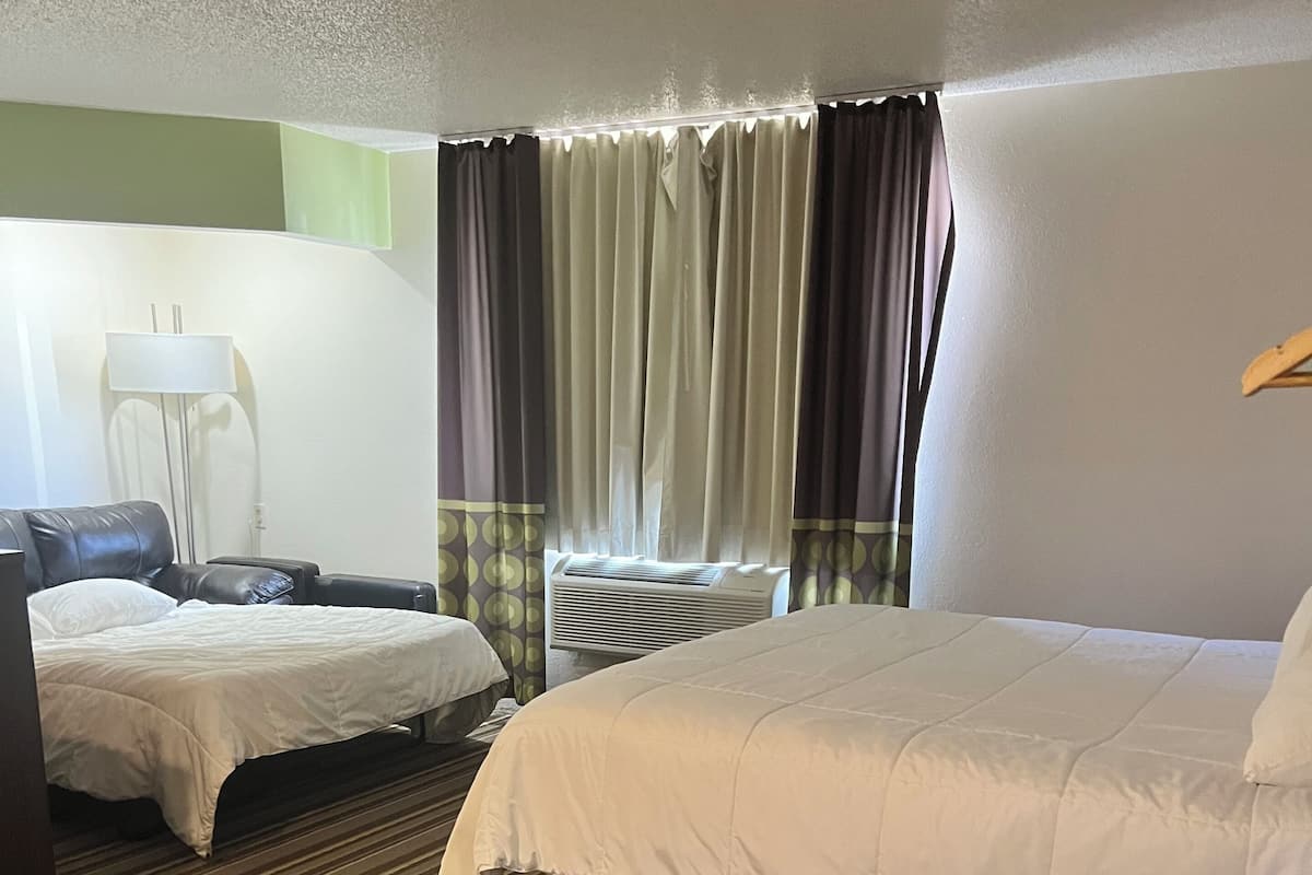 套房, 1 张特大床, 微波炉 | 高档床上用品、办公桌、笔记本电脑工作区、隔音