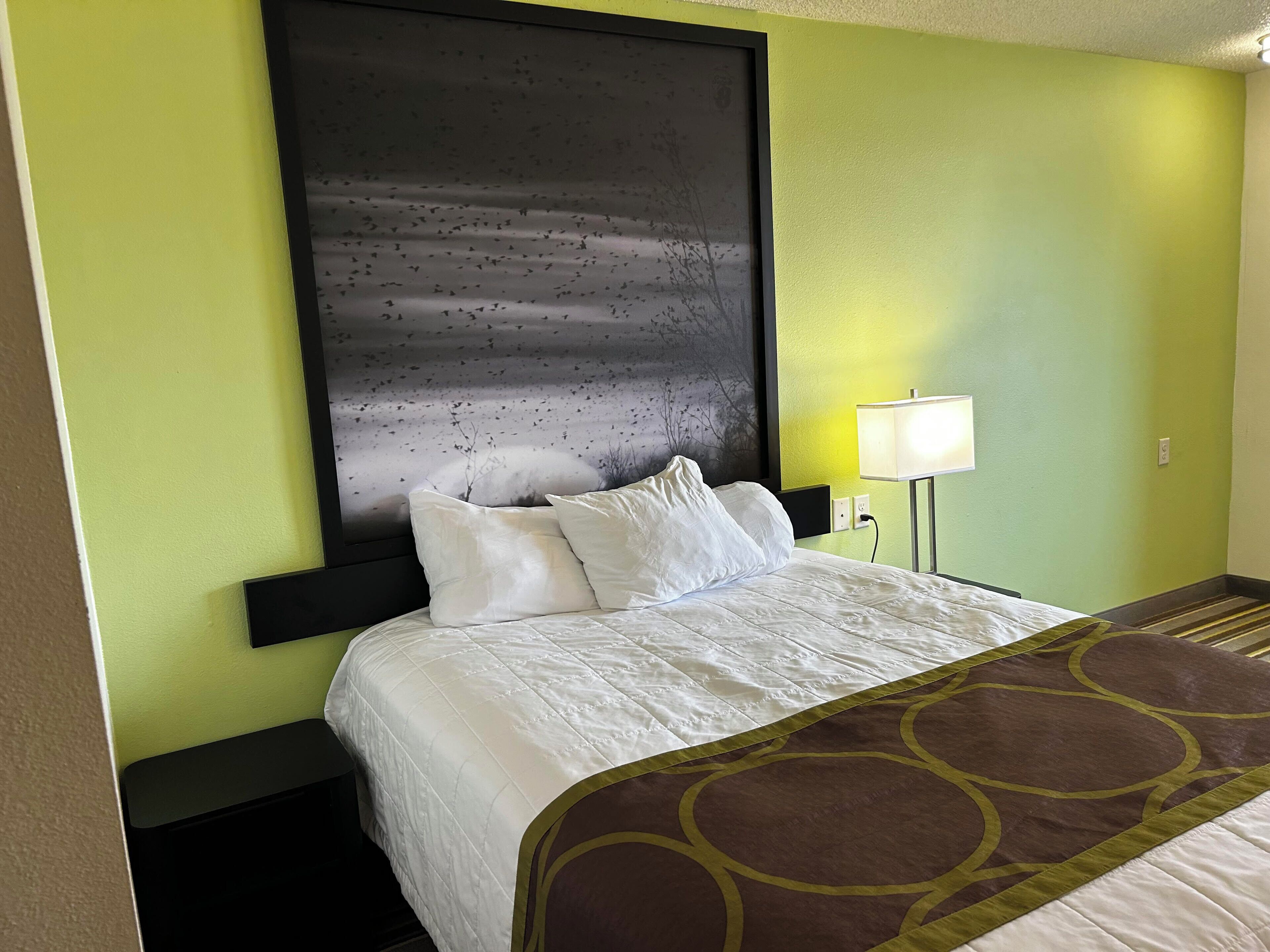 Seprai premium, meja kerja, ruang kerja ramah laptop, dan kedap suara